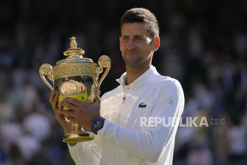  Petenis Serbia Novak Djokovic. Hampir 12.000 orang telah menandatangani petisi online yang meminta Asosiasi Tenis Amerika Serikat (USTA) bekerjasama dengan pemerintah negara tersebut untuk mengizinkan Novak Djokovic berkompetisi di US Open meskipun dia menolak melakukan vaksin Covid-19.