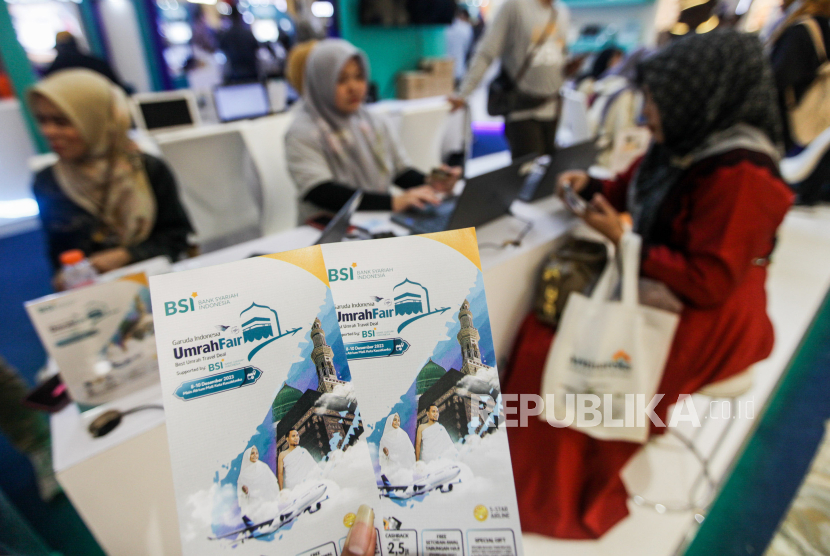 Petugas memberikan penjelasan terkait perjalanan umrah kepada pengunjung saat pembukaan Garuda Umrah Travel Fair 2023 di Jakarta, Jumat (8/12/2023). 