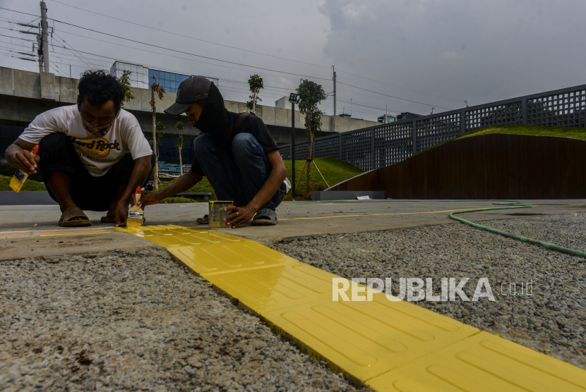 Pekerja mengecat guiding block di Taman Sambas Asri, Kebayoran Baru, Jakarta, (ilustrasi).