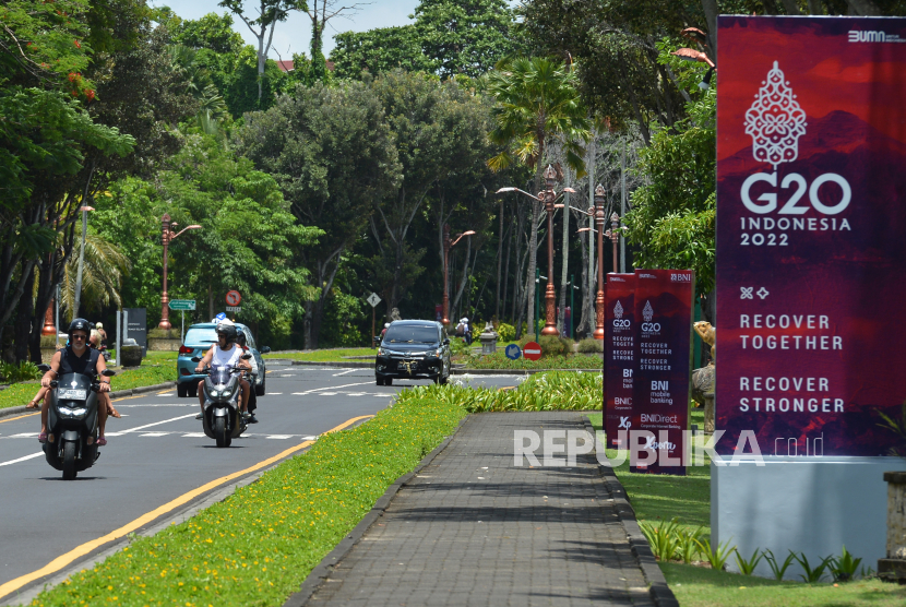 Pengendara melintas di kawasan Nusa Dua, Badung, Bali, Ahad (6/11/2022). Kementerian Perhubungan akan melakukan pengaturan lalu lintas dengan skema penerapan sistem ganjil genap dan pembatasan operasional angkutan barang pada 11-17 November 2022 terkait dengan penyelenggaraan Konferensi Tingkat Tinggi (KTT) G20 di Bali.