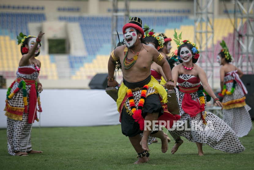 Peserta dari Sleman menampilkan permainan Koko-Koko pada Festival Olahraga Tradisional di Stadion Manahan, Solo, Jawa Tengah, Ahad (28/8/2022). Festival yang diikuti 19 kontingen dari berbagai daerah tersebut untuk mengenalkan berbagai olahraga permainan tradisional di Indonesia. 