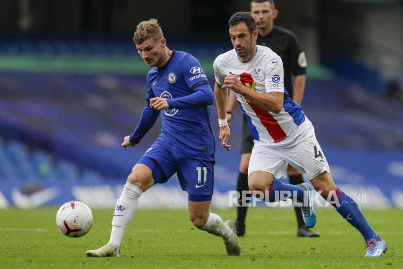 Chelsea Timo Werner, left, and Crystal Palace Luka Milivojevic fight for the ball during the English Premier League soccer match between Chelsea and Crystal Palace at Stamford Bridge stadium in London, Saturday, Oct. 3, 2020. (AP Photo/Kirsty Wigglesworth, Pool)