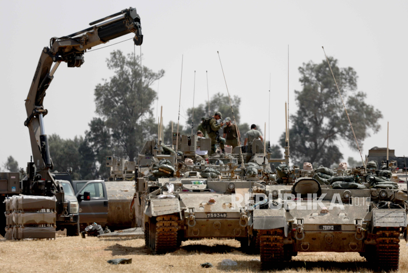 Tentara Israel dengan kendaraan militer berkumpul di sebuah posisi di perbatasan selatan Israel dengan Jalur Gaza, dekat kota Rafah, Palestina, 1 Mei 2024. 