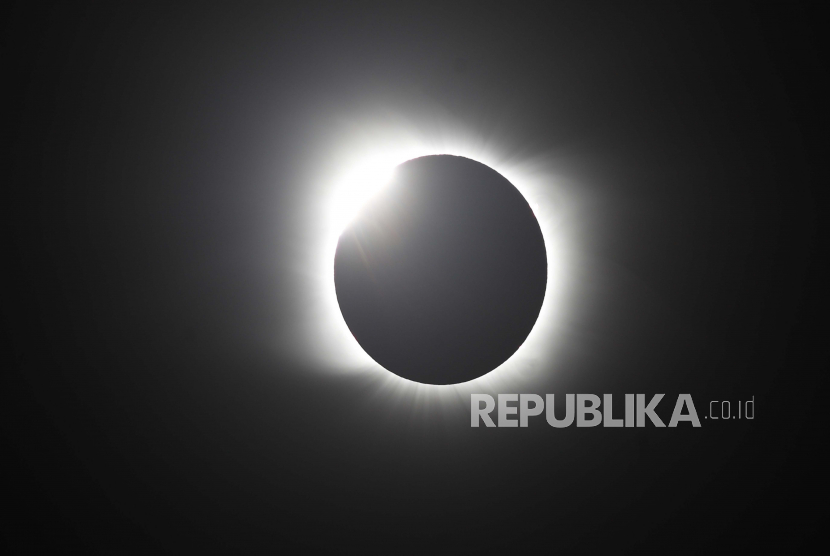  Bulan menutupi matahari selama gerhana matahari total di Piedra del Aguila, Argentina, Senin 14 Desember 2020. (Ilustrasi)