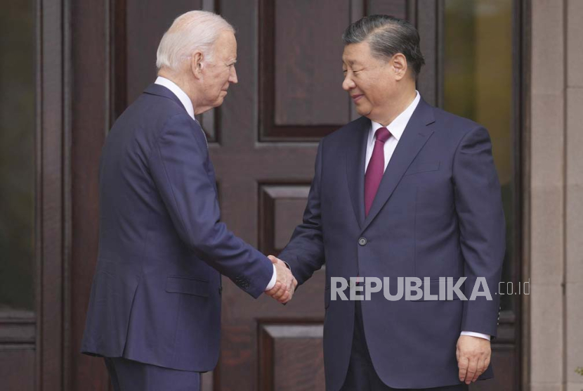Presiden  AS Joe Biden menyambut Presiden Cina Xi Jinping di Filoli Estate di Woodside, California, Rabu, 15 November 2023, di sela-sela konferensi Koperasi Ekonomi Asia-Pasifik.