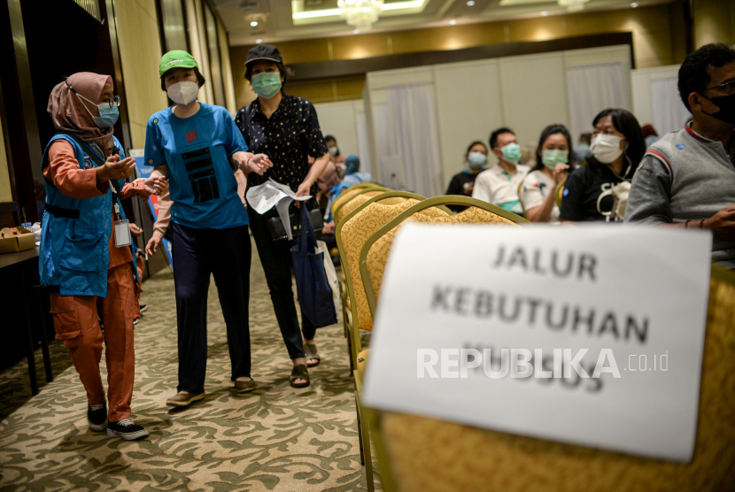 Penyandang disabilitas didampingi orang tua saat akan menjalani vaksinasi Covid-19 di Tangerang Selatan, Banten, Rabu (4/6). Vaksinasi tahap pertama tersebut diperuntukan bagi kalangan prioritas meliputi penyandang disabilitas, lansia, tenaga pendidik dan tenaga pariswisata di wilayah Tangerang Selatan. 