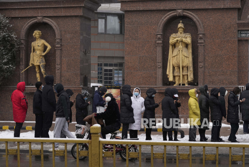  Pekerja dari industri restoran berbaris untuk tes covid mereka di Beijing, China, Sabtu, 22 Januari 2022.