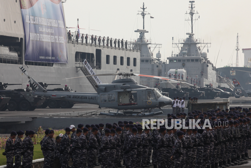 Sejumlah personel TNI Angkatan Laut mengikuti Apel Gelar Pasukan dan Alat Utama Sistem Senjata (Alutsista) TNI AL di Koarmada II, Surabaya, Jawa Timur, Jumat (4/11/2022). TNI Angkatan Laut mengerahkan 12 Kapal Perang Republik Indonesia (KRI), tiga helikopter Panther dan dua helikopter Bell serta 3.000 personel TNI AL  termasuk pasukan khusus untuk melakukan pengamanan laut Konferensi Tingkat Tinggi (KTT) G20. 