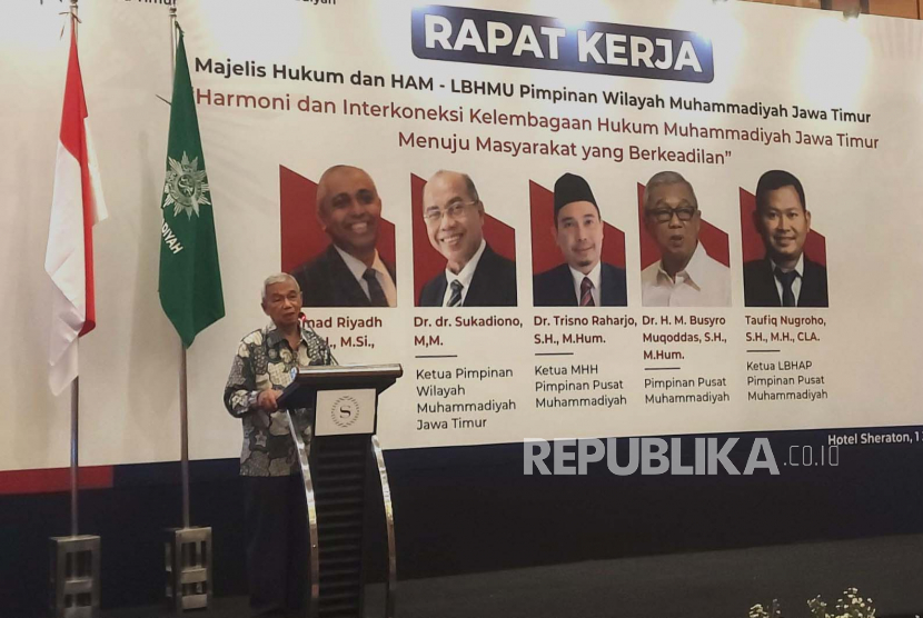 Ketua PP Muhammadiyah Bidang Hukum, Busyro Muqoddas saat menghadiri rapat kerja membahas pola hubungan Majelis Hukum dan HAM (MHH) - Lembaga Bantuan Hukum Muhammadiyah (LBHMU) yang diselenggarakan PW Muhammadiyah Jatim di Hotel Sheraton Surabaya, Kamis (1/5/2023).