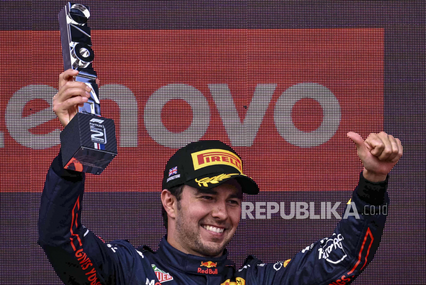 Pembalap Formula Satu Meksiko, Sergio Perez dari Red Bull Racing, merayakan di podium setelah Grand Prix Formula Satu Inggris di Sirkuit Silverstone, Silverstone, Inggris, 3 Juli 2022.