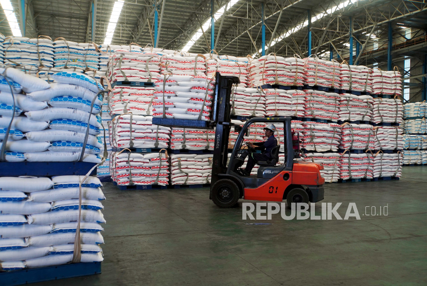 Pekerja melakukan bongkar muat gula kristal putih (GKP) di gudang penyimpanan milik PG. Rejoso Manis Indo, Blitar, Jawa Timur, Selasa (30/1/2024). Badan Pangan Nasional (BAPPANAS)/National Food Agency (NFA) menetapkan besaran stok pangan untuk GKP konsumsi yang harus dimiliki pemerintah sampai akhir tahun 2024, yakni minimal sebanyak 250 ribu ton dengan stok akhir tahun minimal 25 ribu ton. ANTARA FOTO/Irfan Anshori/rwa.