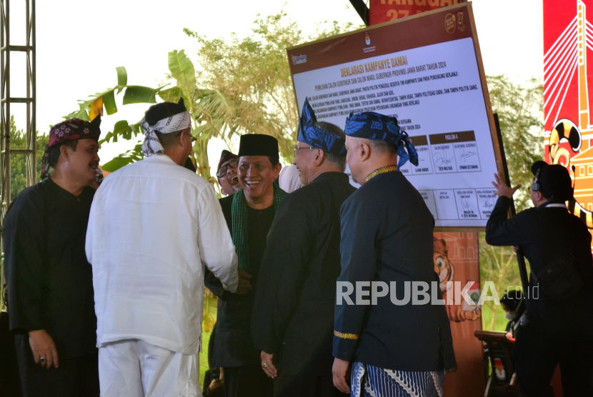 Pasangan calon (paslon) gubernur dan wakil gubernur Jawa Barat (Jabar) salin bersalaman usai deklarasi Kampanye Damai Pemilihan Gubernur dan wakil Gubernur Jabar 2024 yang digelar KPU Jabar, di Laswi Heritage, Kota Bandung, Selasa (24/9/2024). Kegiatan yang bertajuk Inisiasi Budaya Demokrasi ini dihadiri empat paslon yakni, Dedi Mulyadi-Erwan Setiawan, Ahmad Syaikhu-Ilham Habibie, Acep Adang Ruchiat-Gitalis Dwi Natarina, dan Jeje Wiradinata-Ronal Surapradja. Acara tersebut merupakan langkah simbolis dalam rangka mendukung Pemilu damai dalam ajang kontestasi Pilkada Serentak 2024.