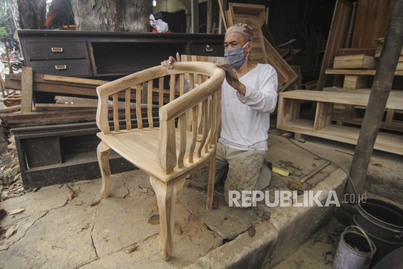 Perajin menyelesaikan pembuatan mebel di kawasan Kelapa Dua, Depok, Jawa Barat, Senin (23/8/2021) (ilustrasi).