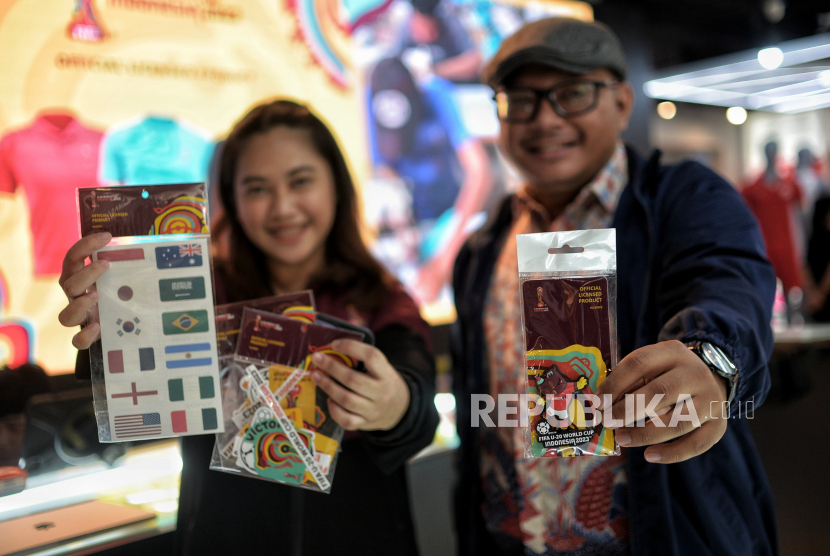 Pengunjung membeli merchandise Piala Dunia U-20 di gerai official licensed product World Cup U-20 Indonesia, Juaraga store di FX Sudirman, Jakarta, Kamis (30/3/2023). Perhelatan Piala Dunia U-20 batal digelar di Indonesia, setelah FIFA memutuskan membatalkan Indonesia sebagai tuan rumah FIFA U-20 World Cup 2023.