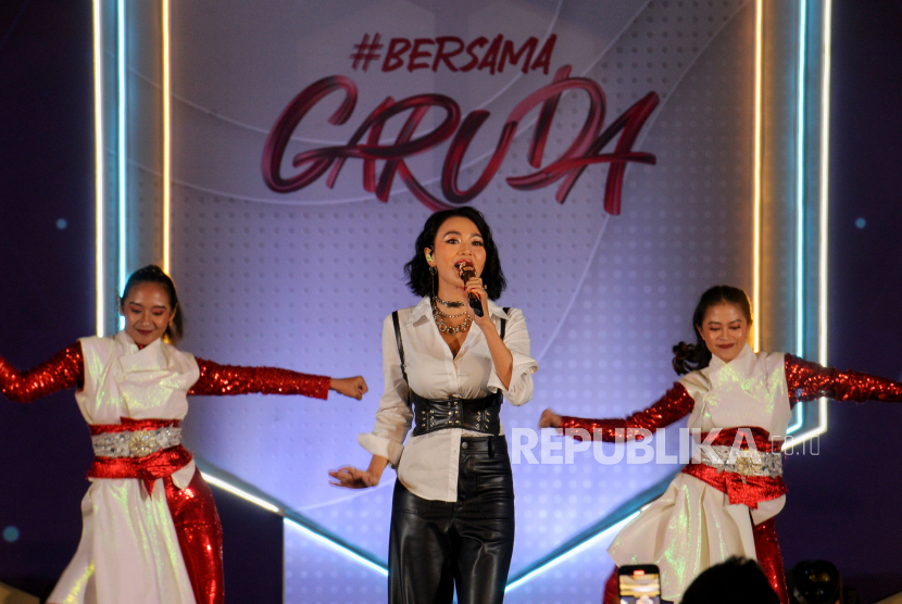 Penyanyi Wika Salim membawakan lagu Bersama Garuda saat peluncuran dalam acara PSSI Partner Summit di Jakarta, Rabu (27/9/2023). Wika juga akan tampil di seremoni pembukaan Piala Dunia U-17 2023.