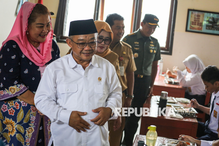 Menteri Pendidikan Dasar dan Menengah Abdul Muti (kedua kiri) didampingi Wali Kota Semarang Hevearita Gunaryanti Rahayu (kiri) meninjau program makan bergizi gratis di SMPN 12 Semarang, Jawa Tengah, Senin (6/1/2025). Mendikdasmen menyatakan program makan bergizi gratis yang dilakukan serentak di 190 lokasi di 26 provinsi tersebut sampai akhir Januari 2025 mendatang akan terus ditingkatkan mencapai 943 lokasi di seluruh Indonesia guna memberikan anak-anak jasmani yang sehat dan tangguh. 