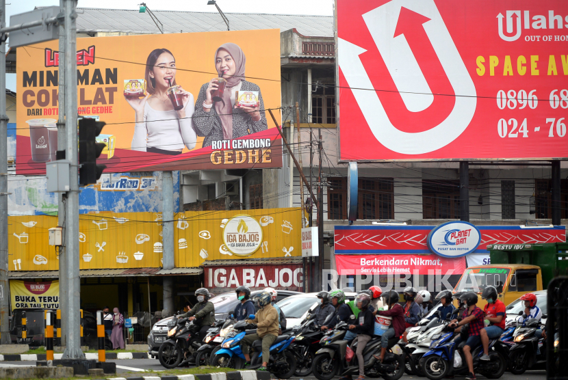 Beberapa reklame iklan terpasang di Sleman, Yogyakarta, Selasa (29/11/2022). Peraturan daerah (Perda) tentang Reklame atau Perda No.6/2022 di Yogyakarta disahkan. Pada perda tersebut nanti jarak minimal antarreklame yaitu 50 meter. Hal ini dimaksudkan untuk menata reklame di Yogyakarta yang semakin semrawut.