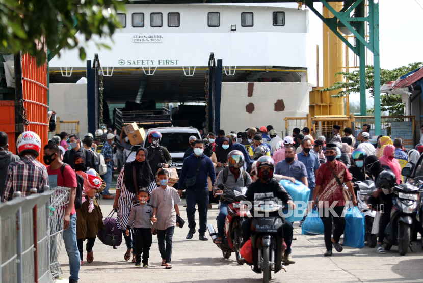 Penumpang keluar dari kapal KMP BRR yang melayani penyeberangan Banda Aceh - Sabang di Pelabuhan Ulee Lheu, Banda Aceh, Aceh, Rabu (28/10/2020). Pada hari pertama cuti bersama dan libur panjang Maulid Nabi Muhammad SAW terjadi peningkatan penumpang sekitar 20 persen di pelabuhan penyeberangan Banda Aceh - Sabang sehingga ASDP menambah trip penyeberangan dari dua kali menjadi tiga sehari. 