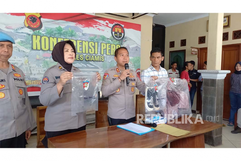 Polisi menunjukkan barang bukti saat konferensi pers terkait kasus penggorokan penggorokan siswi SMK di Kecamatan Rancah, Kabupaten Ciamis, pada Selasa (20/6/2023). 