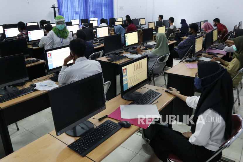 Petugas mengawasi  Ujian Tulis Berbasis Komputer (UTBK) Seleksi Bersama Masuk Perguruan Tinggi Negeri (SBMPTN) 