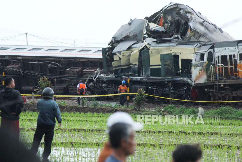 Peristiwa tabrakan kereta api KA Turangga jurusan Surabaya-Bandung dengan KA commuter line jurusan Padalarang-Cicalengka, yang berlokasi tidak jauh dari Stasiun Cicalengka, Kabupaten Bandung, Jawa Barat, Jumat (5/1/2023). Belum diketahui penyebab tabrakan dua kereta ini. Pihak PT KAI menyatakan penyebab kecelakaan baru bisa diketahui setelah ada investigasi. Pada peristiwa tersebut 4 orang tewas, dan 37 luka-luka.