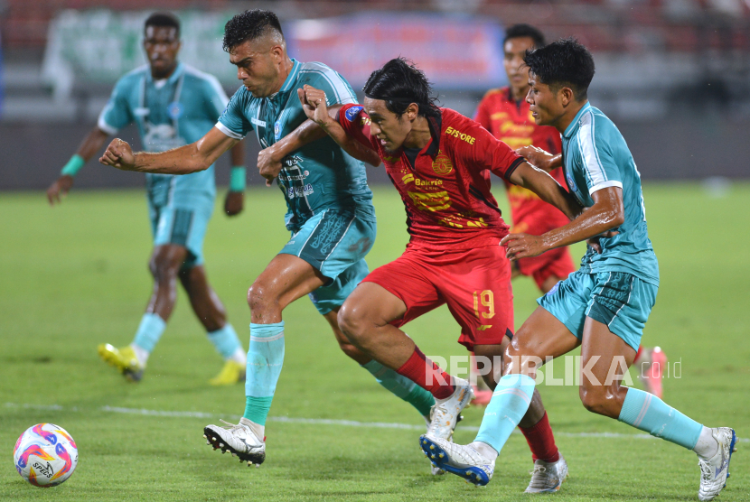 Pesepak bola PSBS Biak Fabiano Beltrame (kiri) dan Takuya Matsunaga (kanan) berebut bola dengan pesepak bola Persija Jakarta Hanif Sjahbandi (tengah) saat pertandingan Liga 1 2024/2025 di Stadion Kapten I Wayan Dipta Gianyar, Bali, Kamis (12/9/2024). 