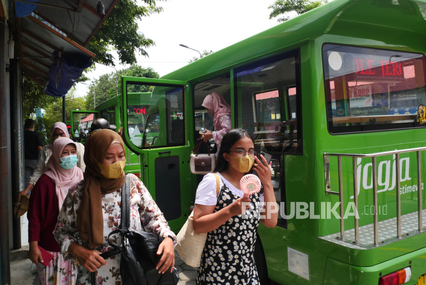 Wisatawan turun dari shuttle bus wisata di parkir terpadu Ngabean, Yogyakarta, Ahad (7/11). Dengan membayar Rp 5 ribu, wisatawan bisa memanfaatkan shuttle bus. Tujuan yang dilayani yakni Tamansari, Kraton, serta Titik Nol Yogyakarta. Layanan ini untuk mempermudah wisatawan yang menggunakan bus pariwisata dan lokasi parkir cukup jauh.