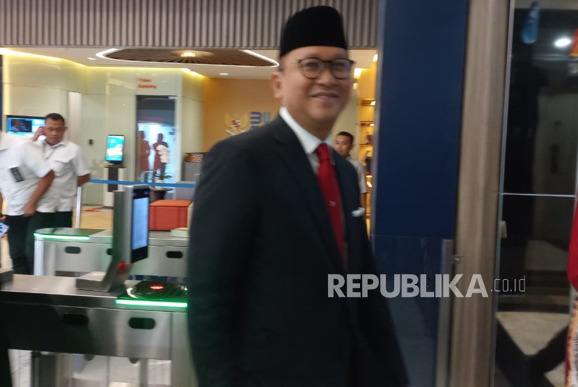 Wakil Menteri BUMN Rosan Perkasa Roeslani tiba di Kementerian BUMN, Jakarta Pusat, Senin (17/7/2023).