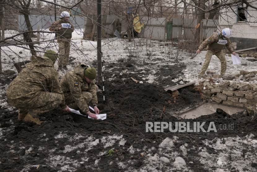 Badan keamanan Rusia, FSB melaporkan peluru dari wilayah Ukraina menghancurkan pos penjaga perbatasan di wilayah Rostov, Rusia. 