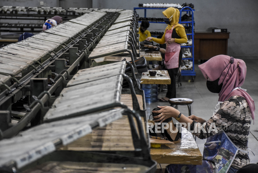 Sejumlah pekerja menyelesaikan pembuatan sepatu kulit di sebuah pabrik di Jalan Soekarno Hatta, Kota Bandung, Jawa Barat, Rabu (31/3).