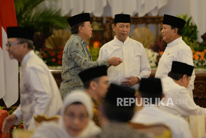 Menteri Pertahanan Prabowo Subianto berbincang dengan Anggota Wantimpres Gandi Sulistiyanto dan Wiranto saat buka puasa bersama para menteri Kabinet Indonesia Maju di Istana Negara, Jakarta, Kamis, (28/3/2024). Sejumlah menteri dan pejabat tinggi negara tampak hadir pada acara buka puasa tersebut, termasuk Presiden terpilih 2024-2029, Prabowo Subianto yang duduk satu meja bersama Presiden Joko Widodo. Pada acara itu Wakil Presiden Maruf Amin memberikan ceramah sebelum berbuka puasa. Acara ditutup dengan tausiyah dan doa dari penceramah Gus Mifthah.