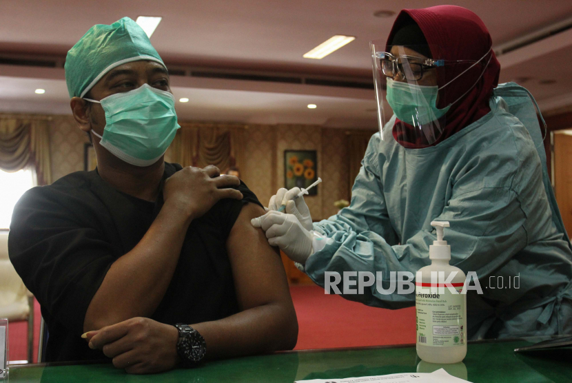 Petugas kesehatan menyuntikkan vaksin COVID-19 Sinovac ke tenaga kesehatan,  di Rumah Sakit Umum (RSU) Haji Surabaya, Jawa Timur, Jumat (15/1/2021). Vaksinasi kepada para tenaga kesehatan tersebut sebagai upaya penanggulangan pandemi COVID-19. 