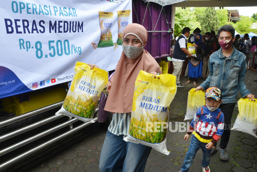 Warga membeli beras medium saat Operasi Pasar yang digelar Pemerintah Kota (Pemkot) Bandung bersama Bulog dan Bank Indonesia di Kantor Bulog Bandung, Rancasari, Kota Bandung, Selasa (14/2/2023). 