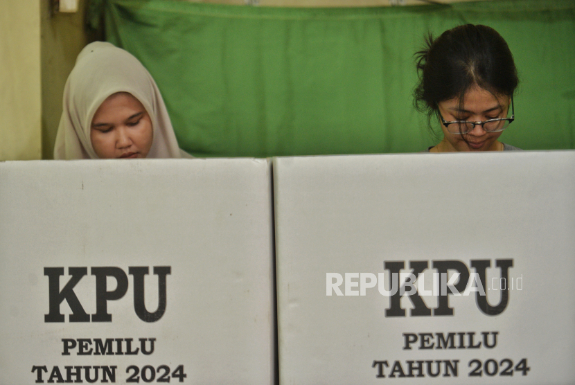 Warga menggunakan hak pilihnya di Tempat Pemungutan Suara (TPS) 01 Larangan Utara, Kecamatan Larangan, Kota Tangerang, Banten, Ahad (18/2/2024). Sebanyak 4 TPS di kawasan Larangan utara yakni TPS 01, 02, 05 dan 06 menggelar pemungutan suara ulang Pemilu 2024 disebabkan TPS tersebut mengalami banjir pada hari pemungutan surat suara serentak 14 Februari kemarin. Sementara, Badan Pengawas Pemilu (Bawaslu) RI mengungkapkan sebanyak 2.413 TPS berpotensi melakukan pemungutan suara ulang lantaran terjadi sejumlah masalah seperti bencana alam atau banjir, adanya pemilih yang tidak terdaftar, distribusi surat suara yang salah, hingga ditemukannya sejumlah pelanggaran.