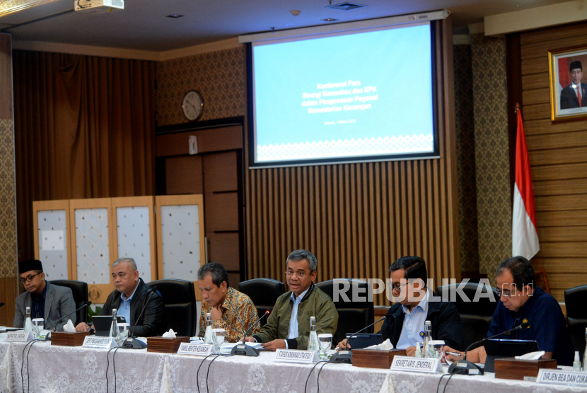 Wakil Menteri Keuangan (Wamenkeu) Suahasil Nazara (tiga kanan) memberikan keterangan pers di Jakarta, Rabu (1/3/2023). Dalam kesempatan tersebut (Wamenkeu) menyampaikan perkembangan tindak lanjut terhadap Sdr.RAT dan Sdr. ED sekaligus sinergi Kemenkeu dan KPK dalam Pengawasan pegawai kementerian Keuangan. 