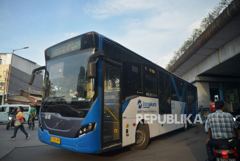 Bus Transjakarta melitas di kawasan Terminal Kampung Melayu, Jakarta Timur, Senin (12/9/2022). 