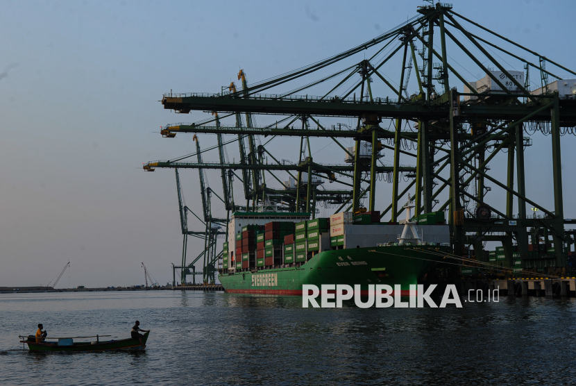 Suasana aktivitas bongkar muat peti kemas di New Priok Container Terminal One, Tanjung Priok, Jakarta Utara, Rabu (6/8/2025). Indonesia dan Peru dalam waktu dekat akan menandatangani perjanjian dagang.
