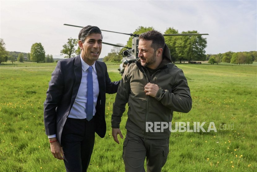 Foto selebaran yang disediakan oleh Kantor Perdana Menteri Inggris No.10 Downing Street menunjukkan Perdana Menteri Inggris Rishi Sunak (kiri) menyambut Presiden Ukraina Volodymyr Zelensky di Chequers, rumah pedesaan Perdana Menteri di Buckinghamshire, Inggris, 15 Mei 2023. Zelensky adalah di Inggris untuk membahas dukungan mendesak untuk Ukraina.