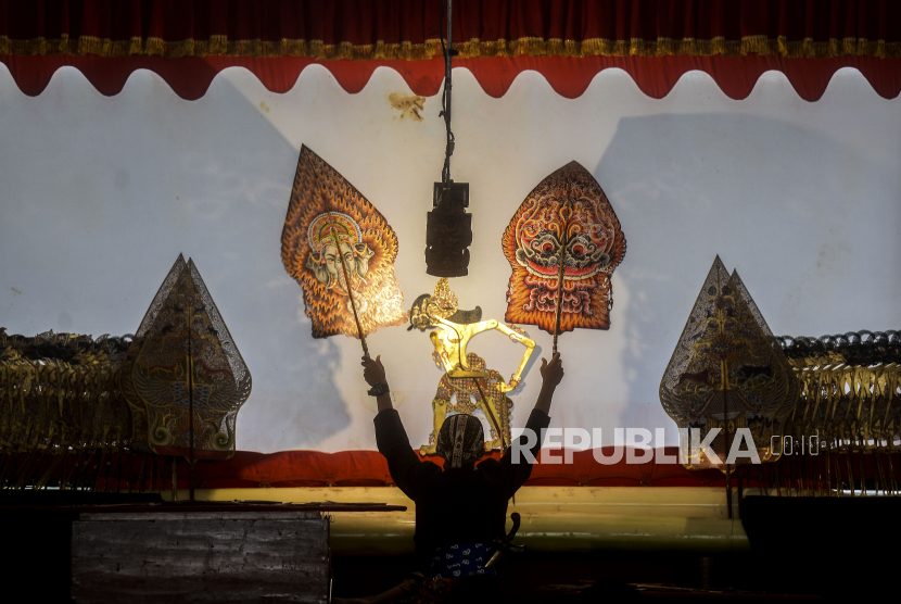 Dalang cilik saat menampilkan lakon pada Festival Dalang Anak Nasional ke-15 di Kota Tua, Jakarta, Kamis (22/9/2022). Dosen perguruan tinggi Malaysia Ahnaf Hakimi Ahmad berharap untuk menyelamatkan pagelaran wayang kulit dengan menggunakan figur cetakan 3D yang dikendalikan oleh robot, bukan manusia.