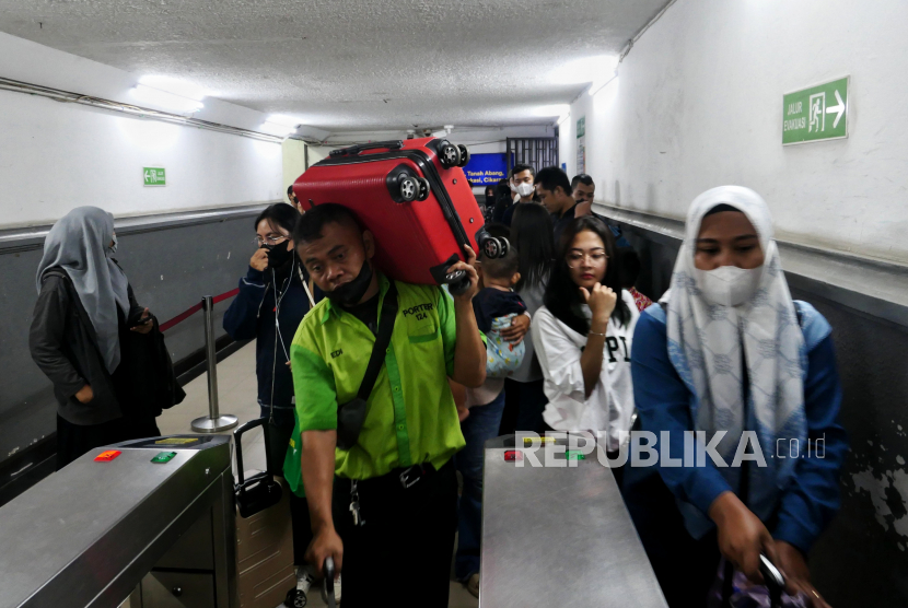 Pemudik dari arah Semarang tiba di Stasiun Pasar Senen, Jakarta, Senin (24/4/2023). 