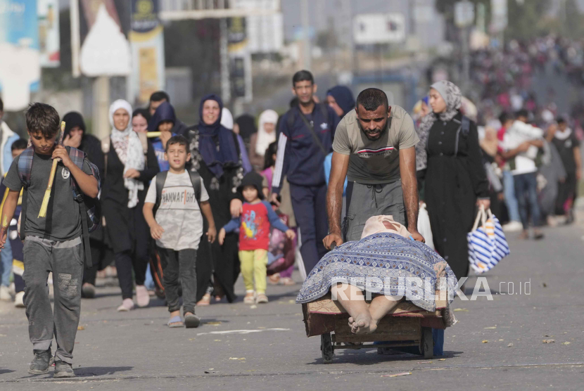 Warga Palestina mengungsi ke Jalur Gaza selatan di Jalan Salah al-Din di Bureij, Jalur Gaza, pada Rabu, (8/11/2023).