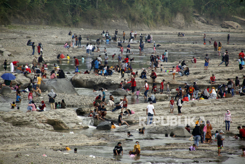 Sejumlah warga berwisata di Sungai Cipamingkis yang mengering, Sukamakmur, Kabupaten Bogor, Jawa Barat,  Selasa (17/8/2021). Masyarakat memanfaatkan sungai yang mengering itu untuk berwisata saat libur hari Kemerdekaan Indonesia ke-76. 
