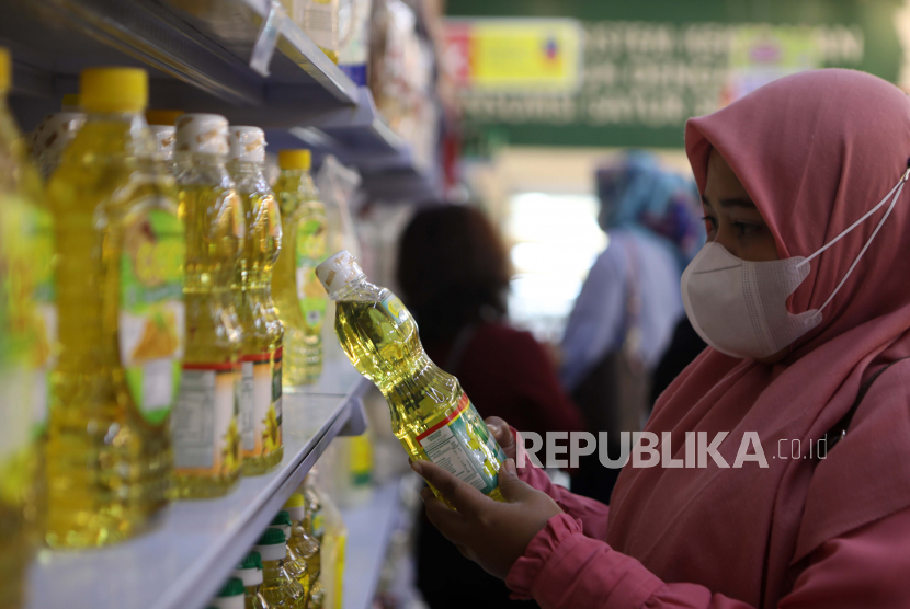 Seorang wanita mengenakan masker saat berbelanja di supermarket di tengah pandemi Covid-19. Kenaikan PPN satu persen pada April diprediksi memengaruhi daya beli masyarakat. Ilustrasi.