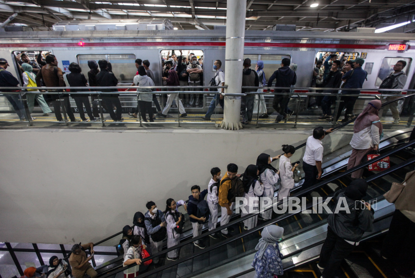 Direktur Eksekutif Center of Reform on Economics (CORE) Mohammad Faisal mengatakan berkurangnya jumlah penduduk kelas menengah harus menjadi perhatian dari pemerintah. 