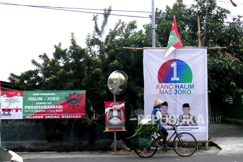 Alat peraga kampanye Pilkada Kabupaten Bantul terpasang di beberapa titik, Yogyakarta, Senin (12/10). Pada Pilkada Kabupaten Bantul 2020 pada 9 Desember mendatang diikuti oleh dua pasangan calon. Yakni nomer urut 1 Pasangan Abdul Halim Muslih - Joko Purnomo, dan nomer urut 2 Suharsono - Totok Sudarto. Beberapa titik di jalanan dan kampung mulai dipasang alat peraga kampanye.