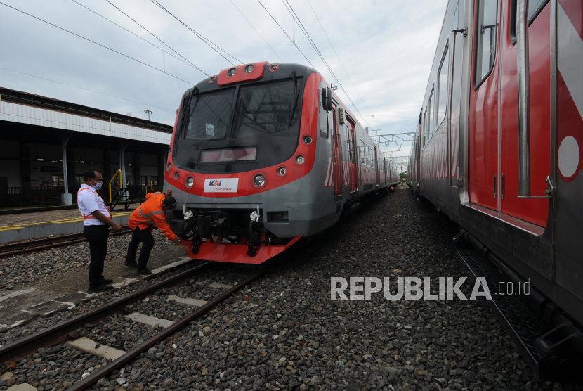 Petugas melihat kondisi Kereta Rel Listrik (KRL) saat berada di Stasiun Klaten, Jawa Tengah, Jumat (4/12/2020). PT Kereta Commuter Indonesia (KCI)  bakal diakuisisi oleh PT MRT Jakarta (Perseroda).
