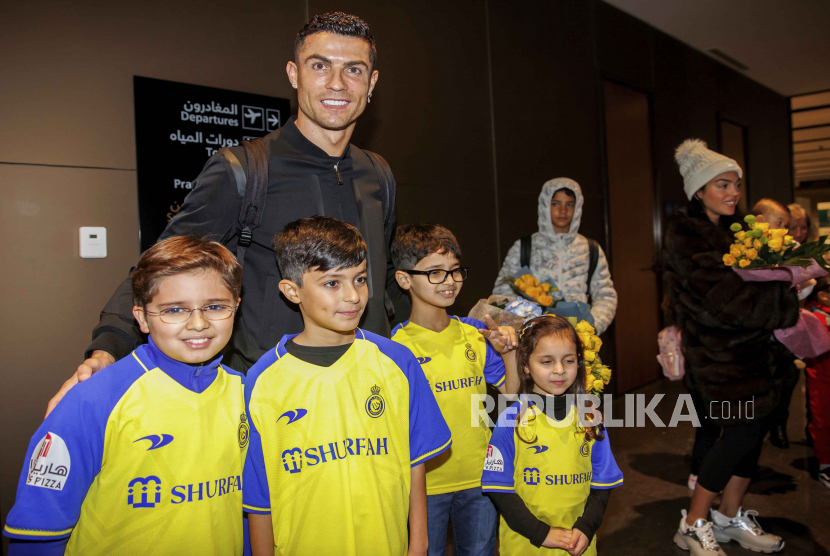  Dalam foto yang disediakan oleh Al Nassr Club ini, Cristiano Ronaldo tiba di Bandara Internasional Riyadh, Senin malam, 2 Januari 2023. Ronaldo menyelesaikan kepindahan yang menguntungkan ke klub Arab Saudi Al Nassr pada hari Jumat dalam kesepakatan yang merupakan momen penting bagi Timur Tengah sepak bola tetapi akan melihat salah satu bintang terbesar Eropa menghilang dari panggung elit olahraga.
