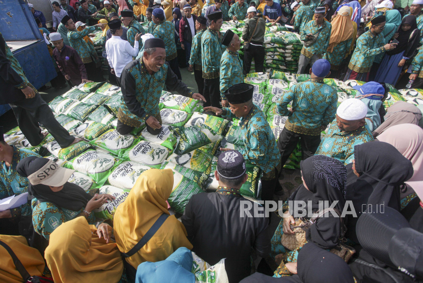Petugas per kecamatan menyusun beras bantuan untuk dibagikan kepada penerima manfaat di Dataran Engku Putir, Batam, Kepulauan Riau, Senin (11/3/2024). 