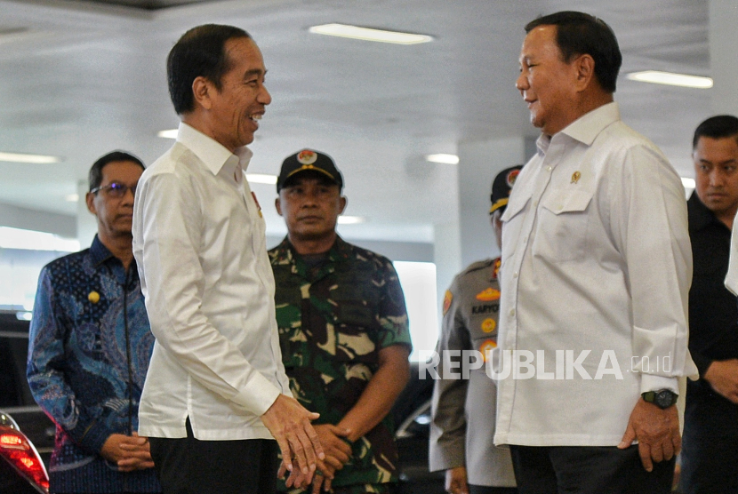 Presiden Joko Widodo disambut Menteri Pertahanan Prabowo Subianto. Jubir TKN sebut bocoran kabinet Prabowo-Gibran yang tersebar di medsos hoaks.