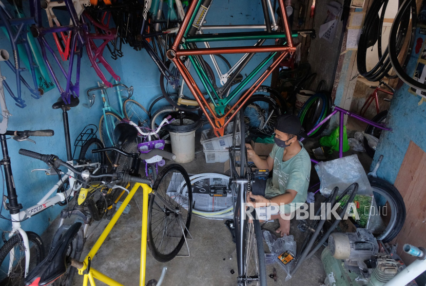 Pekerja menyelesaikan pembuatan sepeda di Denpasar, Bali, Kamis (18/6). Kasus harian Covid-19 di Bali masih tinggi didominasi oleh transmisi lokal. (ilustrasi)